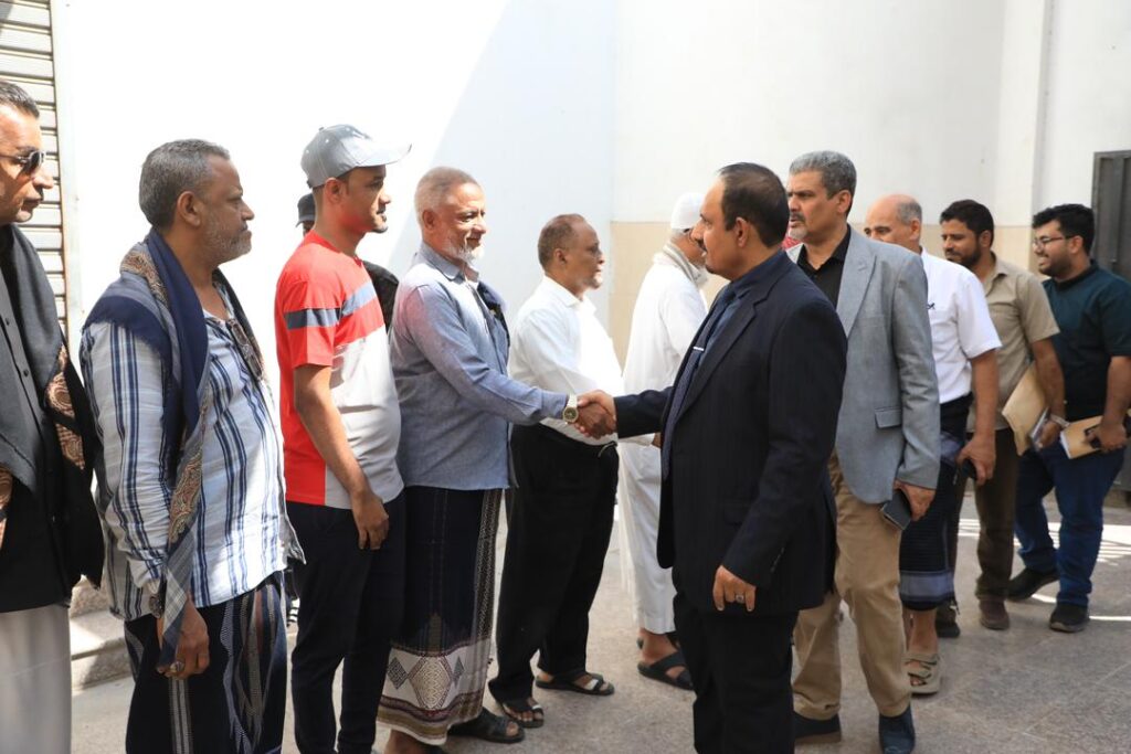 محافظ حضرموت يقدِّم واجب العزاء في وفاة الرائد التربوي أحمد سعيد باحبارة محافظ حضرموت يقدِّم واجب العزاء في وفاة الرائد التربوي أحمد سعيد باحبارة