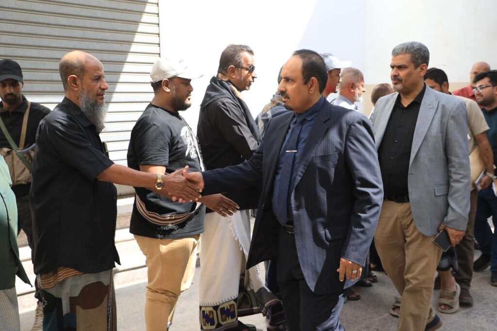 محافظ حضرموت يقدِّم واجب العزاء في وفاة الرائد التربوي أحمد سعيد باحبارة محافظ حضرموت يقدِّم واجب العزاء في وفاة الرائد التربوي أحمد سعيد باحبارة