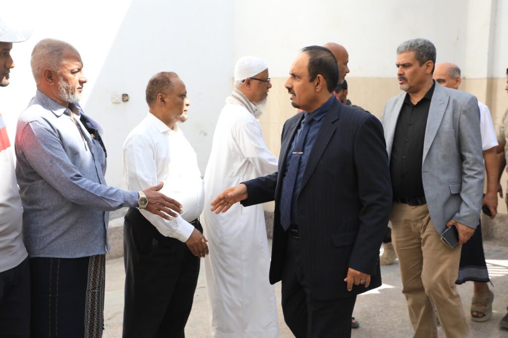 محافظ حضرموت يقدِّم واجب العزاء في وفاة الرائد التربوي أحمد سعيد باحبارة محافظ حضرموت يقدِّم واجب العزاء في وفاة الرائد التربوي أحمد سعيد باحبارة