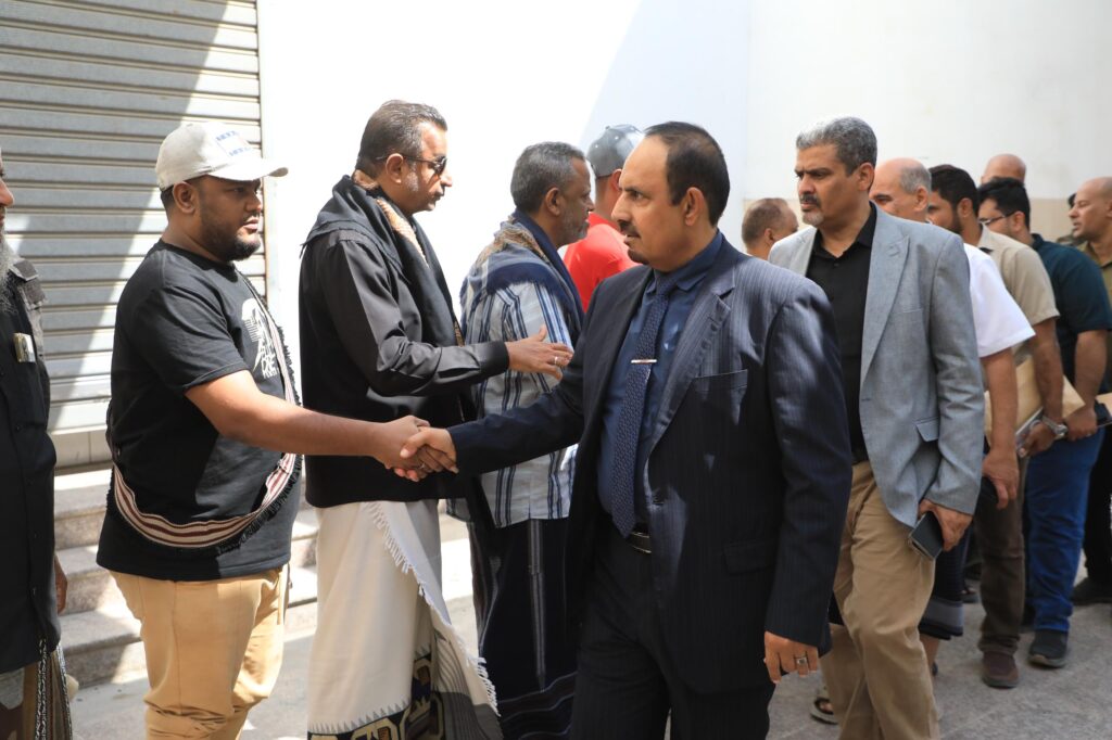 محافظ حضرموت يقدِّم واجب العزاء في وفاة الرائد التربوي أحمد سعيد باحبارة محافظ حضرموت يقدِّم واجب العزاء في وفاة الرائد التربوي أحمد سعيد باحبارة