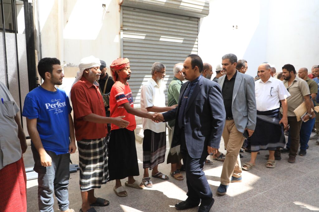 محافظ حضرموت يقدِّم واجب العزاء في وفاة الرائد التربوي أحمد سعيد باحبارة محافظ حضرموت يقدِّم واجب العزاء في وفاة الرائد التربوي أحمد سعيد باحبارة