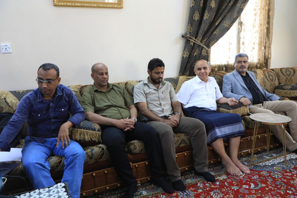 محافظ حضرموت يزور البروفيسور عبدالله باهارون ويُشيد بدوره في إثراء الحياة الأكاديمية والاجتماعية محافظ حضرموت يزور البروفيسور عبدالله باهارون ويُشيد بدوره في إثراء الحياة الأكاديمية والاجتماعية