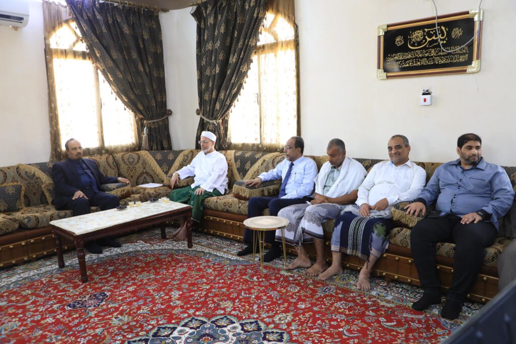 محافظ حضرموت يزور البروفيسور عبدالله باهارون ويُشيد بدوره في إثراء الحياة الأكاديمية والاجتماعية محافظ حضرموت يزور البروفيسور عبدالله باهارون ويُشيد بدوره في إثراء الحياة الأكاديمية والاجتماعية