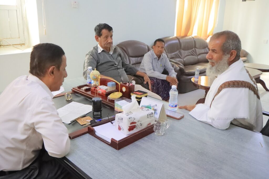 العمودي والصاري يناقشان احتياجات الخدمات الصحية بمديرية زمخ ومنوخ الصحراوية العمودي والصاري يناقشان احتياجات الخدمات الصحية بمديرية زمخ ومنوخ الصحراوية