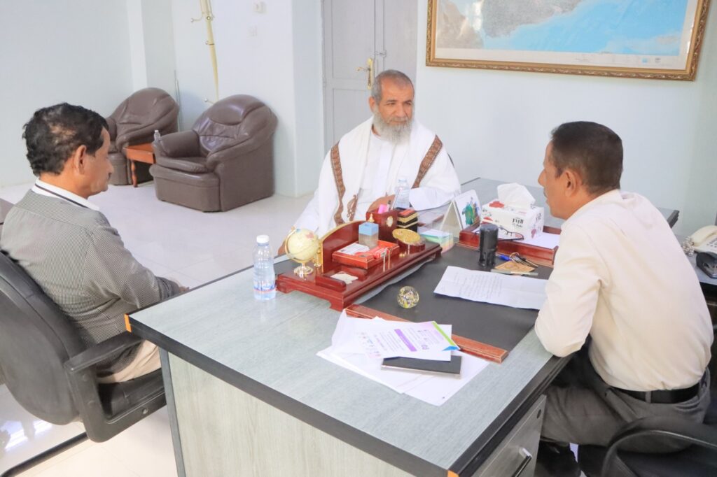 العمودي والصاري يناقشان احتياجات الخدمات الصحية بمديرية زمخ ومنوخ الصحراوية العمودي والصاري يناقشان احتياجات الخدمات الصحية بمديرية زمخ ومنوخ الصحراوية