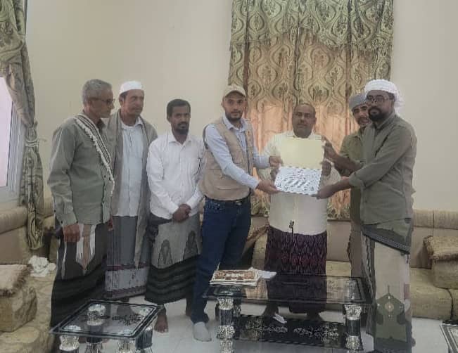 في إنجاز نوعي يعزز الحضور العالمي لعسل حضرموت..شركة "شيبا بيز" تكرّم نحالي وادي يبعث بعد حصد الجائزة البلاتينية في لندن وباريس في إنجاز نوعي يعزز الحضور العالمي لعسل حضرموت..شركة "شيبا بيز" تكرّم نحالي وادي يبعث بعد حصد الجائزة البلاتينية في لندن وباريس