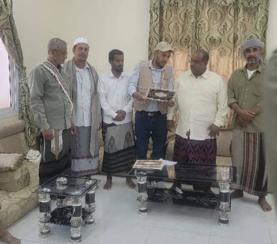 في إنجاز نوعي يعزز الحضور العالمي لعسل حضرموت..شركة "شيبا بيز" تكرّم نحالي وادي يبعث بعد حصد الجائزة البلاتينية في لندن وباريس في إنجاز نوعي يعزز الحضور العالمي لعسل حضرموت..شركة "شيبا بيز" تكرّم نحالي وادي يبعث بعد حصد الجائزة البلاتينية في لندن وباريس