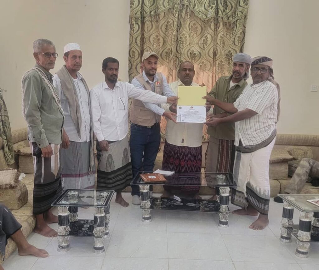 في إنجاز نوعي يعزز الحضور العالمي لعسل حضرموت..شركة "شيبا بيز" تكرّم نحالي وادي يبعث بعد حصد الجائزة البلاتينية في لندن وباريس في إنجاز نوعي يعزز الحضور العالمي لعسل حضرموت..شركة "شيبا بيز" تكرّم نحالي وادي يبعث بعد حصد الجائزة البلاتينية في لندن وباريس