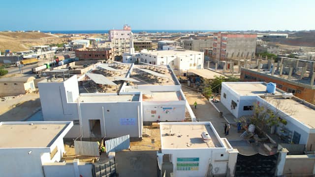 محافظ حضرموت والسفير الألماني يتفقدان مشروع تأهيل المخازن المركزية للأدوية (شريان الإمداد للمحور الشرقي) محافظ حضرموت والسفير الألماني يتفقدان مشروع تأهيل المخازن المركزية للأدوية (شريان الإمداد للمحور الشرقي)