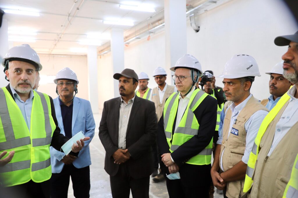 محافظ حضرموت والسفير الألماني يتفقدان مشروع تأهيل المخازن المركزية للأدوية (شريان الإمداد للمحور الشرقي) محافظ حضرموت والسفير الألماني يتفقدان مشروع تأهيل المخازن المركزية للأدوية (شريان الإمداد للمحور الشرقي)