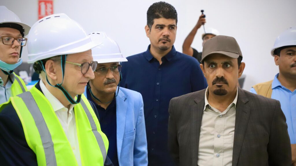 محافظ حضرموت والسفير الألماني يتفقدان مشروع تأهيل المخازن المركزية للأدوية (شريان الإمداد للمحور الشرقي) محافظ حضرموت والسفير الألماني يتفقدان مشروع تأهيل المخازن المركزية للأدوية (شريان الإمداد للمحور الشرقي)