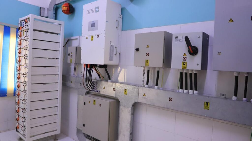 محافظ حضرموت يدشّن منظومة الطاقة الشمسية لثلاث مدارس محورية بالمكلا بقدرة 100 كيلوواط لخدمة أكثر من 2200 طالب وتربوي بكلفة تزيد عن 100 ألف دولار محافظ حضرموت يدشّن منظومة الطاقة الشمسية لثلاث مدارس محورية بالمكلا بقدرة 100 كيلوواط لخدمة أكثر من 2200 طالب وتربوي بكلفة تزيد عن 100 ألف دولار