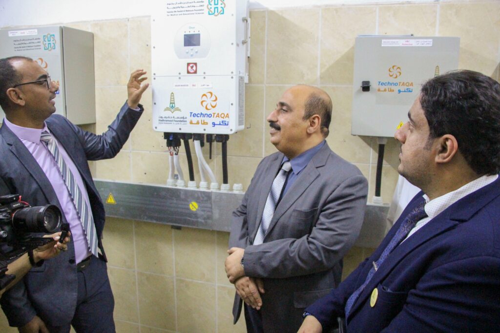 محافظ حضرموت يدشّن منظومة الطاقة الشمسية لثلاث مدارس محورية بالمكلا بقدرة 100 كيلوواط لخدمة أكثر من 2200 طالب وتربوي بكلفة تزيد عن 100 ألف دولار محافظ حضرموت يدشّن منظومة الطاقة الشمسية لثلاث مدارس محورية بالمكلا بقدرة 100 كيلوواط لخدمة أكثر من 2200 طالب وتربوي بكلفة تزيد عن 100 ألف دولار