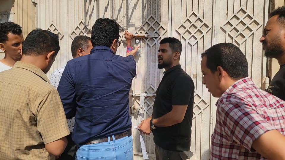 إغلاق ( 17 ) منشأة صحية مخالفة في مديرية المنصورة بعدن إغلاق ( 17 ) منشأة صحية مخالفة في مديرية المنصورة بعدن