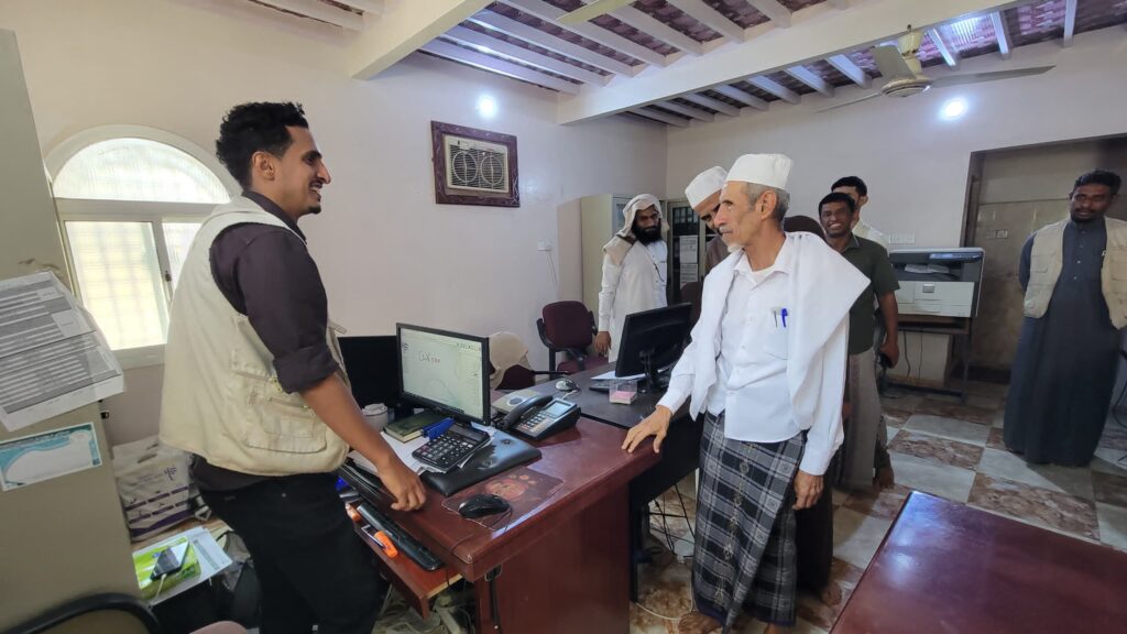 مدير عام مديرية دوعن يزور مؤسسة وادي دوعن للتنمية ويطّلع على مشاريعها وبرامجها مدير عام مديرية دوعن يزور مؤسسة وادي دوعن للتنمية ويطّلع على مشاريعها وبرامجها