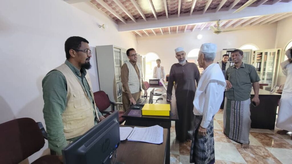 مدير عام مديرية دوعن يزور مؤسسة وادي دوعن للتنمية ويطّلع على مشاريعها وبرامجها مدير عام مديرية دوعن يزور مؤسسة وادي دوعن للتنمية ويطّلع على مشاريعها وبرامجها