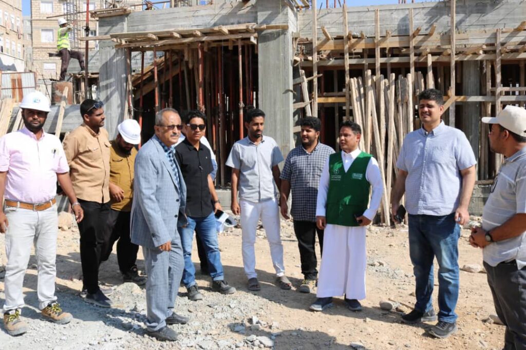 الوكيل الفني ومدير عام مديرية المكلا يتفقدان عدد من المشاريع التنموية والخدمية الوكيل الفني ومدير عام مديرية المكلا يتفقدان عدد من المشاريع التنموية والخدمية