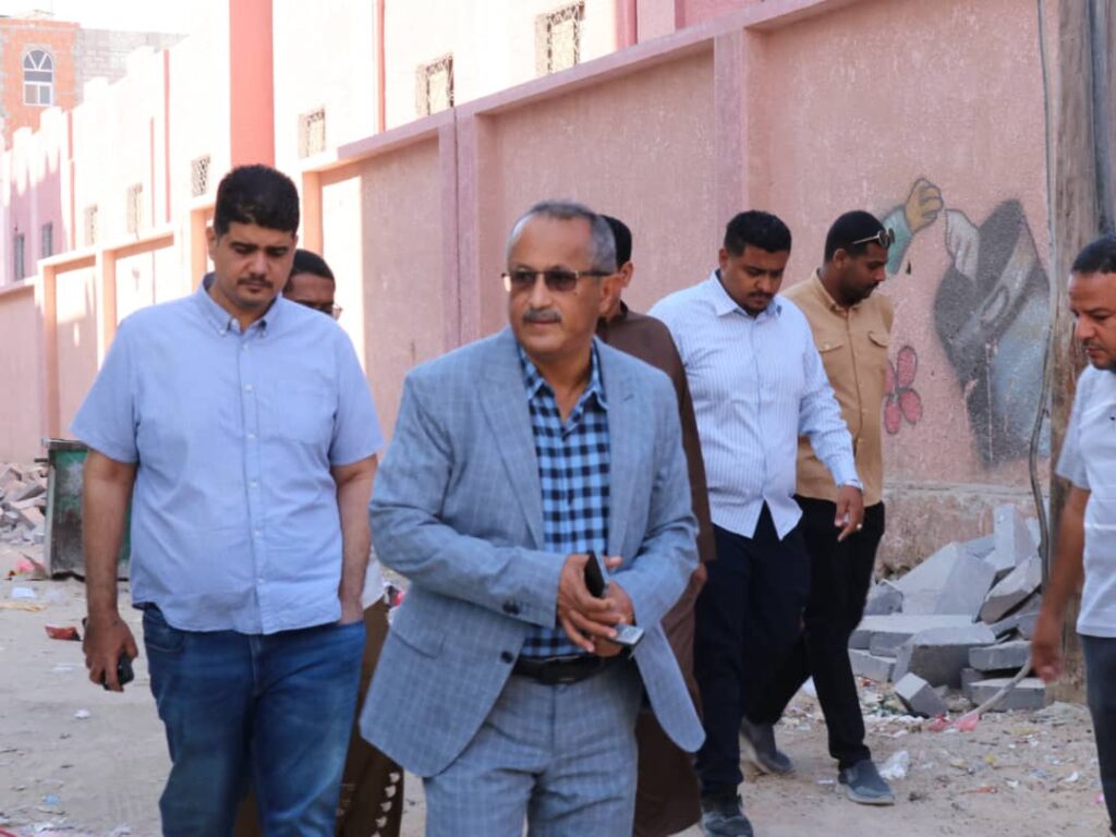 الوكيل الفني ومدير عام مديرية المكلا يتفقدان عدد من المشاريع التنموية والخدمية الوكيل الفني ومدير عام مديرية المكلا يتفقدان عدد من المشاريع التنموية والخدمية