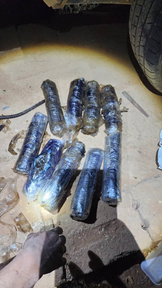 كتيبة حماية وأمن منفذ الوديعة تُحبط تهريب 24 كيلوغراماً من الحشيش المخدر كانت في طريقها إلى السعودية "شاهد الصور" كتيبة حماية وأمن منفذ الوديعة تُحبط تهريب 24 كيلوغراماً من الحشيش المخدر كانت في طريقها إلى السعودية "شاهد الصور"