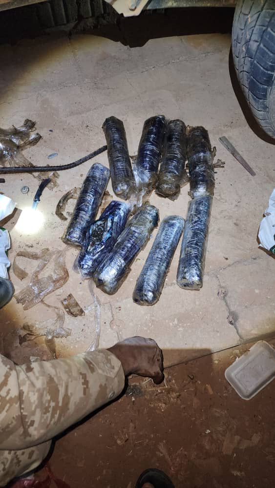 كتيبة حماية وأمن منفذ الوديعة تُحبط تهريب 24 كيلوغراماً من الحشيش المخدر كانت في طريقها إلى السعودية "شاهد الصور" كتيبة حماية وأمن منفذ الوديعة تُحبط تهريب 24 كيلوغراماً من الحشيش المخدر كانت في طريقها إلى السعودية "شاهد الصور"