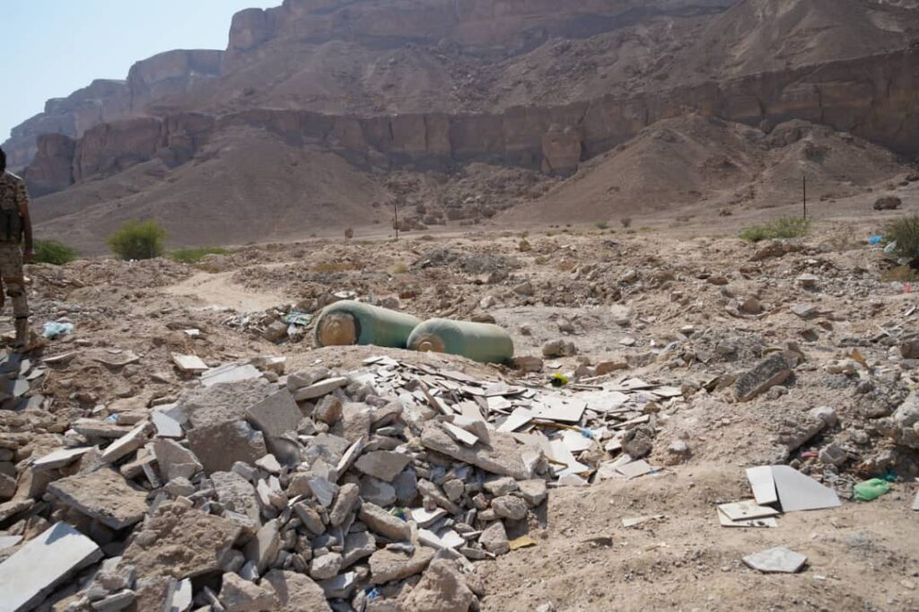 إحباط محاولة تفجيرية وتأمين عبوتين ناسفتين في سيئون إحباط محاولة تفجيرية وتأمين عبوتين ناسفتين في سيئون