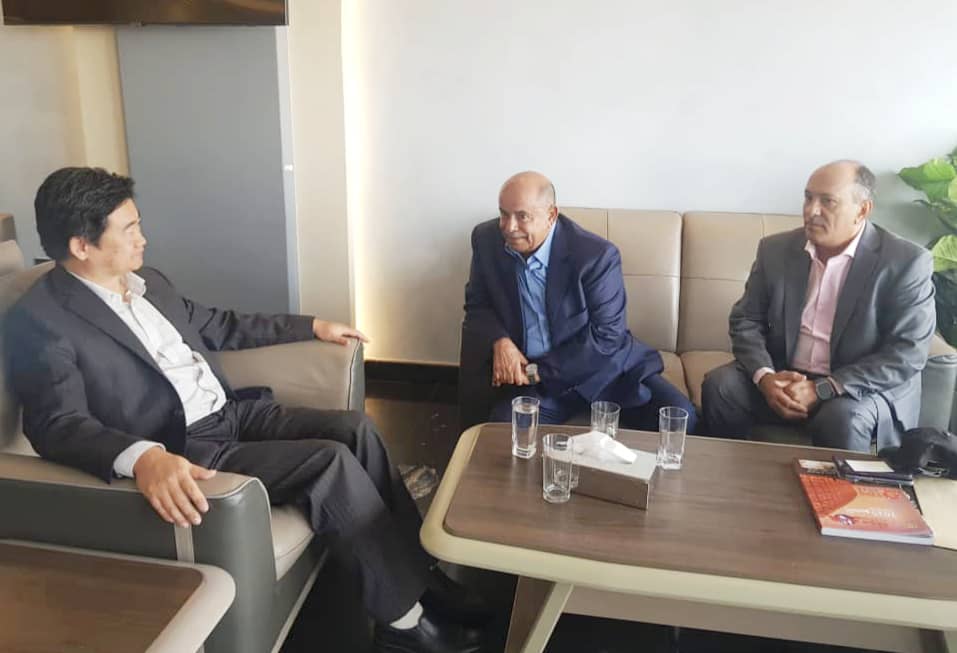 محافظ حضرموت يبحث مع القائم بأعمال السفير الصيني تعزيز الشراكة التنموية وأولوية الاستقرار لاستقطاب الاستثمار محافظ حضرموت يبحث مع القائم بأعمال السفير الصيني تعزيز الشراكة التنموية وأولوية الاستقرار لاستقطاب الاستثمار