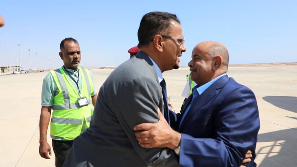 محافظ حضرموت يصل المكلا بعد أدائه اليمين الدستورية أمام فخامة رئيس مجلس القيادة الرئاسي محافظ حضرموت يصل المكلا بعد أدائه اليمين الدستورية أمام فخامة رئيس مجلس القيادة الرئاسي