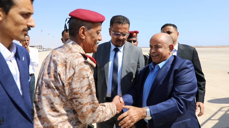 محافظ حضرموت يصل المكلا بعد أدائه اليمين الدستورية أمام فخامة رئيس مجلس القيادة الرئاسي محافظ حضرموت يصل المكلا بعد أدائه اليمين الدستورية أمام فخامة رئيس مجلس القيادة الرئاسي