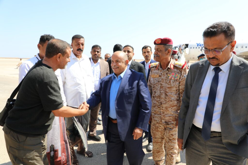 محافظ حضرموت يصل المكلا بعد أدائه اليمين الدستورية أمام فخامة رئيس مجلس القيادة الرئاسي محافظ حضرموت يصل المكلا بعد أدائه اليمين الدستورية أمام فخامة رئيس مجلس القيادة الرئاسي