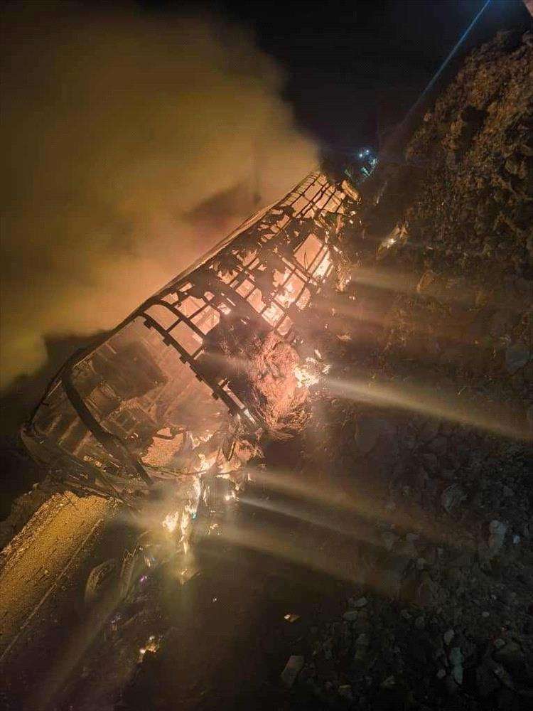 "طريق الموت" في أبين.. الجحيم يلتهم أحلام العائدين وعائلات تفنى في نقيل العرقوب "طريق الموت" في أبين.. الجحيم يلتهم أحلام العائدين وعائلات تفنى في نقيل العرقوب