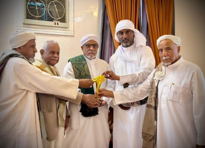 وفد الجمعية اليمنية لرياضات وسباقات الصقور يزور مجلس الشيخ سالم عبدالرحمن باوزير بسيئون وتكريم المُضيف ورجل الأعمال العطاس وفد الجمعية اليمنية لرياضات وسباقات الصقور يزور مجلس الشيخ سالم عبدالرحمن باوزير بسيئون وتكريم المُضيف ورجل الأعمال العطاس