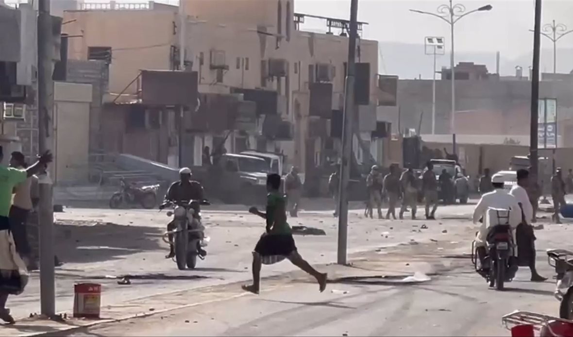 عناصر العسكرية الأولى تمنع بقوة السلاح إقامة مخيم اعتصام مفتوح في سيئون عناصر العسكرية الأولى تمنع بقوة السلاح إقامة مخيم اعتصام مفتوح في سيئون