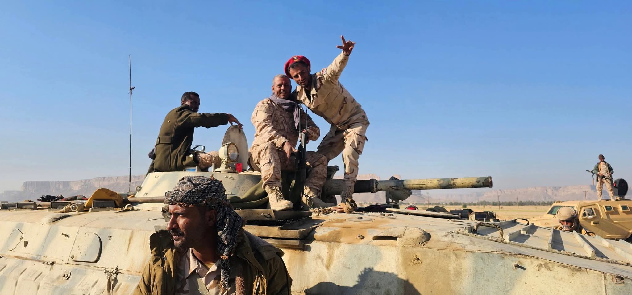 بالصور.. القوات المسلحة الجنوبية تغتنم دبابات وراجمات صواريخ كاتيوشا بعد فرار العناصر التابعة للمنطقة الأولى بالصور.. القوات المسلحة الجنوبية تغتنم دبابات وراجمات صواريخ كاتيوشا بعد فرار العناصر التابعة للمنطقة الأولى