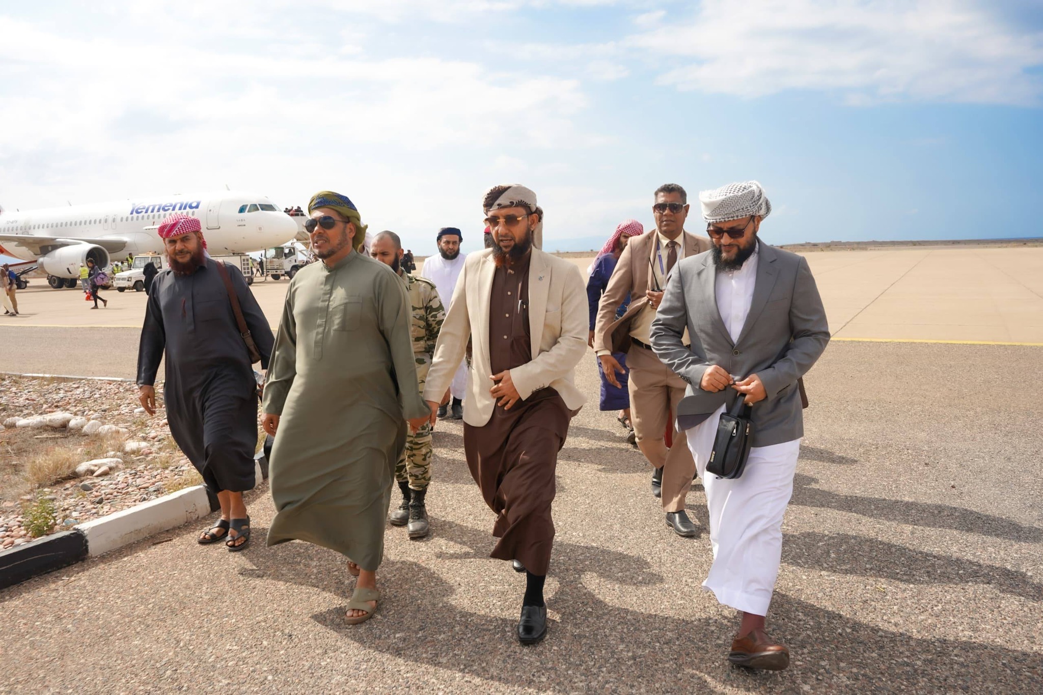 المحافظ الثقلي يستقبل نائب وزير الأوقاف والإرشاد في مطار سقطرى الدولي المحافظ الثقلي يستقبل نائب وزير الأوقاف والإرشاد في مطار سقطرى الدولي