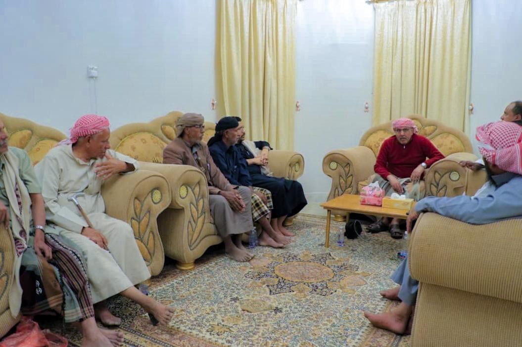 الكثيري يلتقي عدداً من مشايخ وأعيان وادي وصحراء حضرموت ويؤكد أهمية تماسك الجبهة الداخلية الكثيري يلتقي عدداً من مشايخ وأعيان وادي وصحراء حضرموت ويؤكد أهمية تماسك الجبهة الداخلية