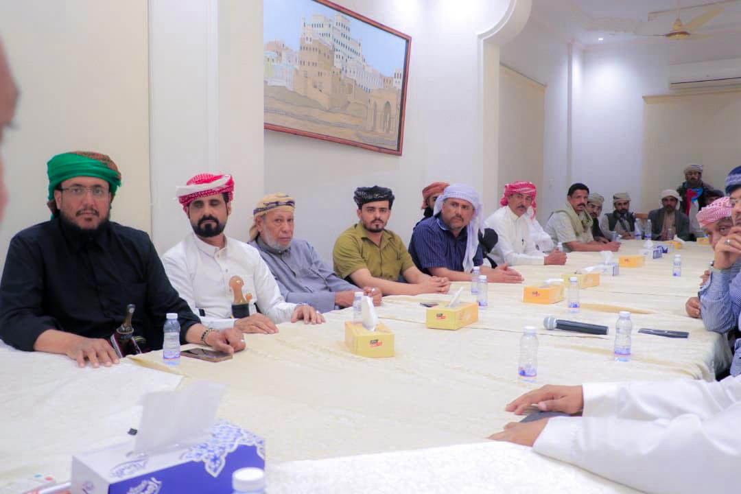 الكثيري يلتقي بعدد من مشايخ قبيلة يافع بمديرية القطن ويشيد بدورهم في تأمين المديرية ودعم جهود تحرير الوادي الكثيري يلتقي بعدد من مشايخ قبيلة يافع بمديرية القطن ويشيد بدورهم في تأمين المديرية ودعم جهود تحرير الوادي