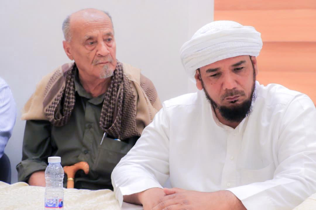 الكثيري يلتقي بعدد من مشايخ قبيلة يافع بمديرية القطن ويشيد بدورهم في تأمين المديرية ودعم جهود تحرير الوادي الكثيري يلتقي بعدد من مشايخ قبيلة يافع بمديرية القطن ويشيد بدورهم في تأمين المديرية ودعم جهود تحرير الوادي