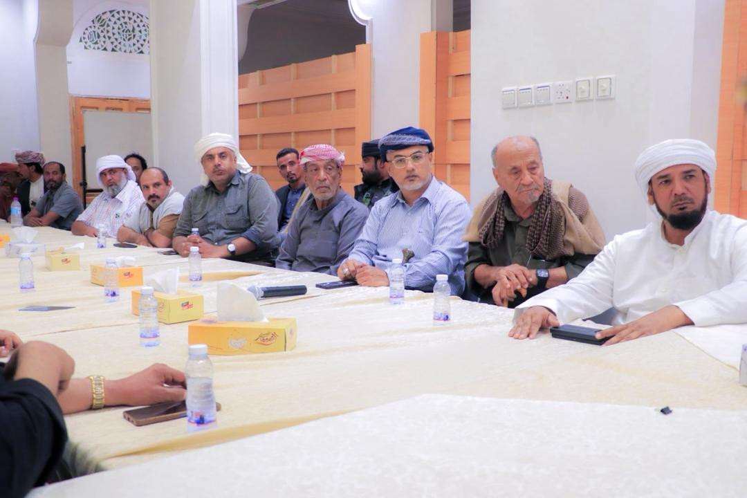 الكثيري يلتقي بعدد من مشايخ قبيلة يافع بمديرية القطن ويشيد بدورهم في تأمين المديرية ودعم جهود تحرير الوادي الكثيري يلتقي بعدد من مشايخ قبيلة يافع بمديرية القطن ويشيد بدورهم في تأمين المديرية ودعم جهود تحرير الوادي