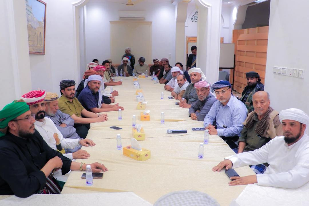 الكثيري يلتقي بعدد من مشايخ قبيلة يافع بمديرية القطن ويشيد بدورهم في تأمين المديرية ودعم جهود تحرير الوادي الكثيري يلتقي بعدد من مشايخ قبيلة يافع بمديرية القطن ويشيد بدورهم في تأمين المديرية ودعم جهود تحرير الوادي