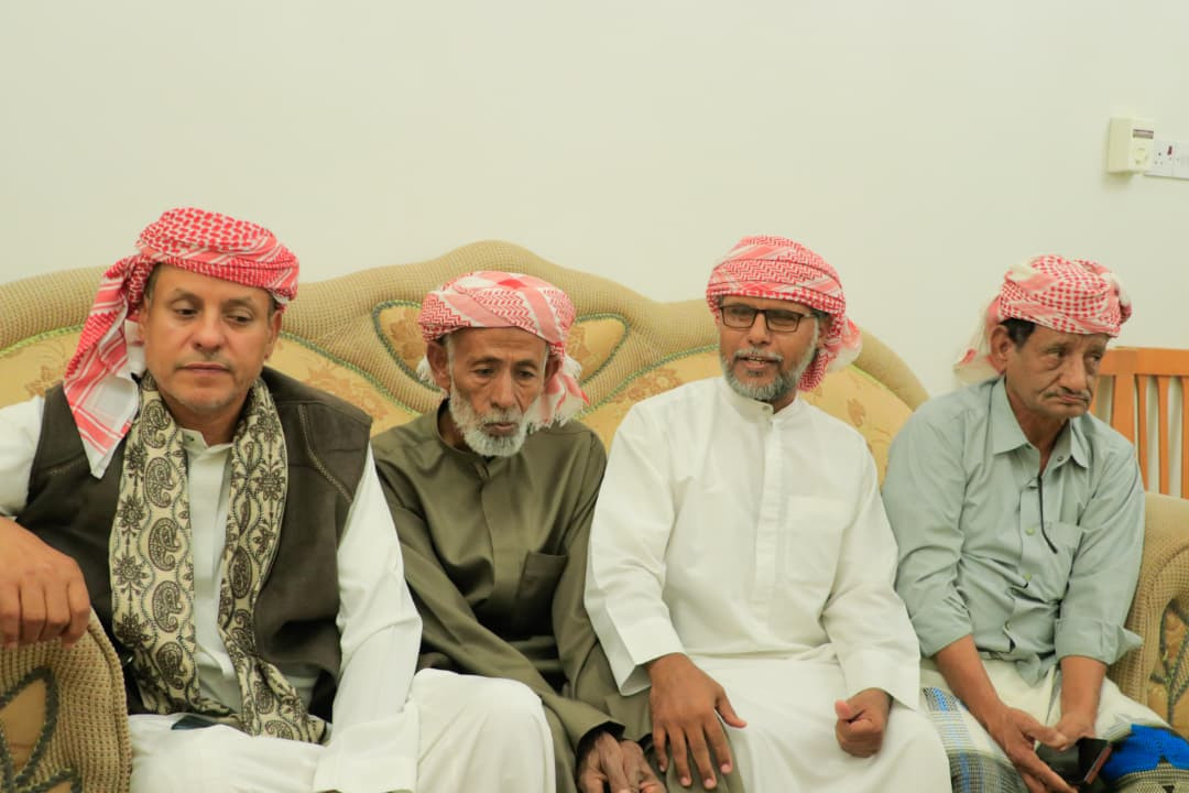 الكثيري يلتقي عددًا من مشايخ قبيلة العوامر ويؤكد أهمية الشراكة في ترسيخ الأمن بوادي وصحراء حضرموت الكثيري يلتقي عددًا من مشايخ قبيلة العوامر ويؤكد أهمية الشراكة في ترسيخ الأمن بوادي وصحراء حضرموت