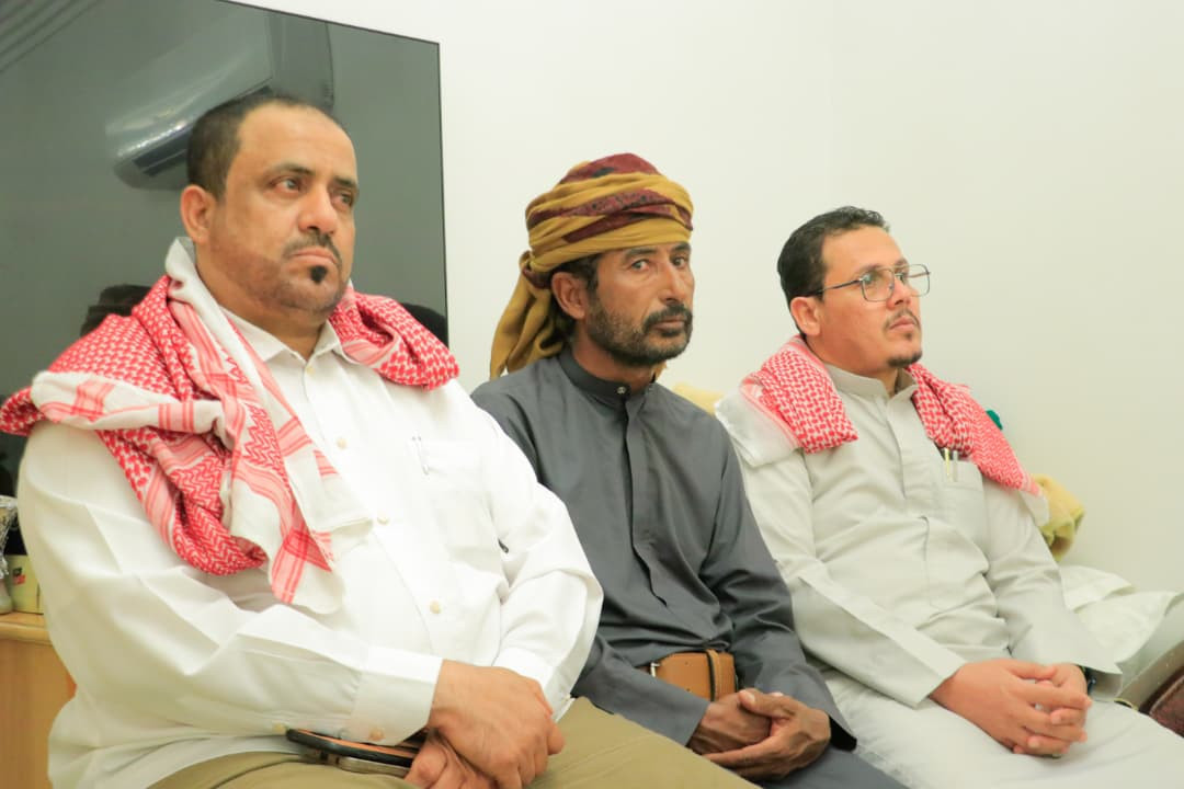 الكثيري يلتقي عددًا من مشايخ قبيلة العوامر ويؤكد أهمية الشراكة في ترسيخ الأمن بوادي وصحراء حضرموت الكثيري يلتقي عددًا من مشايخ قبيلة العوامر ويؤكد أهمية الشراكة في ترسيخ الأمن بوادي وصحراء حضرموت