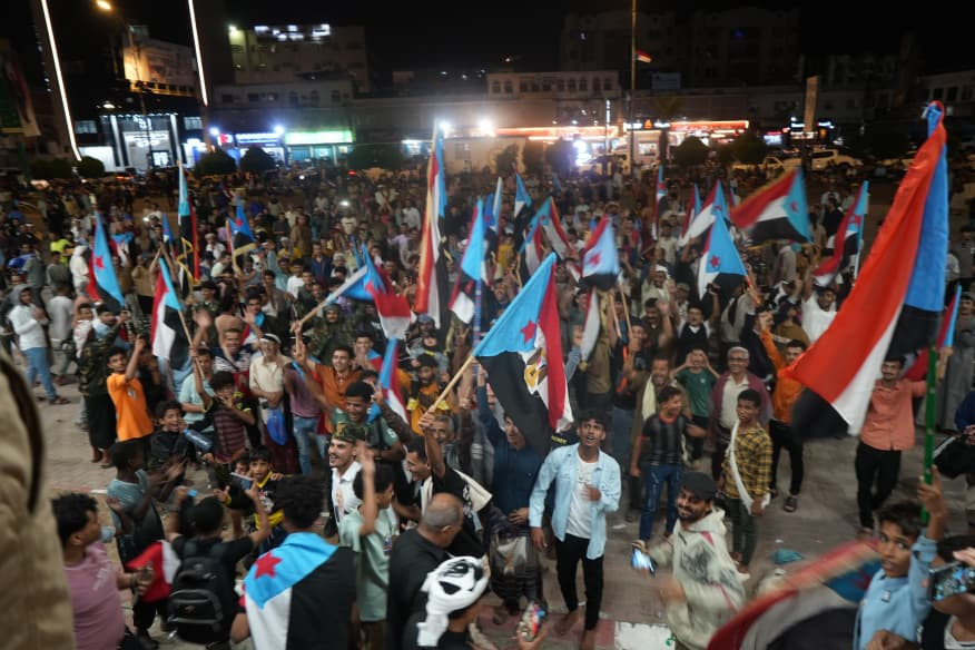 استجابة لدعوة انتقالي العاصمة.. احتشاد جماهيري واعتصام شعبي بعدن يطالب إعلان دولة الجنوب العربي استجابة لدعوة انتقالي العاصمة.. احتشاد جماهيري واعتصام شعبي بعدن يطالب إعلان دولة الجنوب العربي