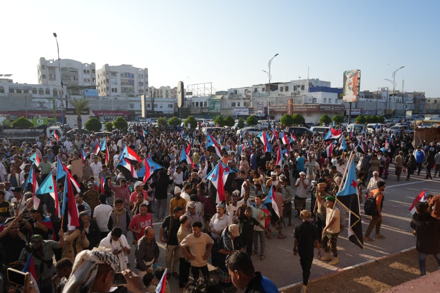 استجابة لدعوة انتقالي العاصمة.. احتشاد جماهيري واعتصام شعبي بعدن يطالب إعلان دولة الجنوب العربي استجابة لدعوة انتقالي العاصمة.. احتشاد جماهيري واعتصام شعبي بعدن يطالب إعلان دولة الجنوب العربي