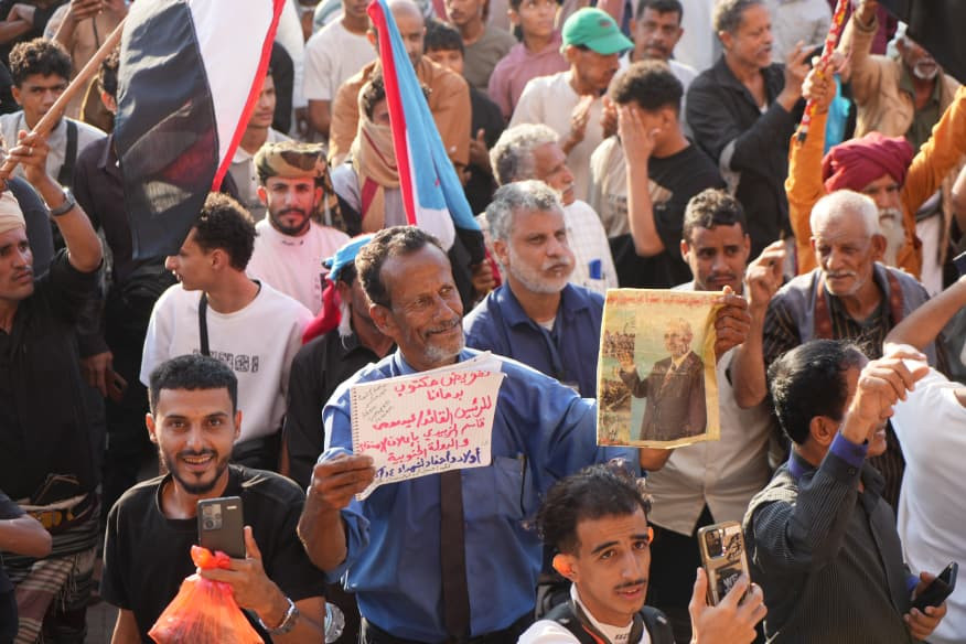 استجابة لدعوة انتقالي العاصمة.. احتشاد جماهيري واعتصام شعبي بعدن يطالب إعلان دولة الجنوب العربي استجابة لدعوة انتقالي العاصمة.. احتشاد جماهيري واعتصام شعبي بعدن يطالب إعلان دولة الجنوب العربي