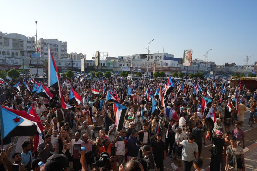 استجابة لدعوة انتقالي العاصمة.. احتشاد جماهيري واعتصام شعبي بعدن يطالب إعلان دولة الجنوب العربي استجابة لدعوة انتقالي العاصمة.. احتشاد جماهيري واعتصام شعبي بعدن يطالب إعلان دولة الجنوب العربي