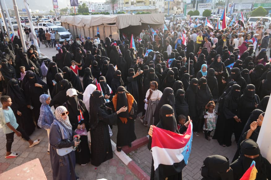 استجابة لدعوة انتقالي العاصمة.. احتشاد جماهيري واعتصام شعبي بعدن يطالب إعلان دولة الجنوب العربي استجابة لدعوة انتقالي العاصمة.. احتشاد جماهيري واعتصام شعبي بعدن يطالب إعلان دولة الجنوب العربي
