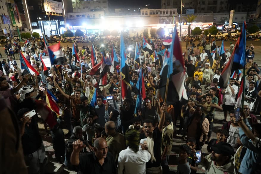 استجابة لدعوة انتقالي العاصمة.. احتشاد جماهيري واعتصام شعبي بعدن يطالب إعلان دولة الجنوب العربي استجابة لدعوة انتقالي العاصمة.. احتشاد جماهيري واعتصام شعبي بعدن يطالب إعلان دولة الجنوب العربي