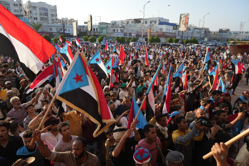 استجابة لدعوة انتقالي العاصمة.. احتشاد جماهيري واعتصام شعبي بعدن يطالب إعلان دولة الجنوب العربي استجابة لدعوة انتقالي العاصمة.. احتشاد جماهيري واعتصام شعبي بعدن يطالب إعلان دولة الجنوب العربي