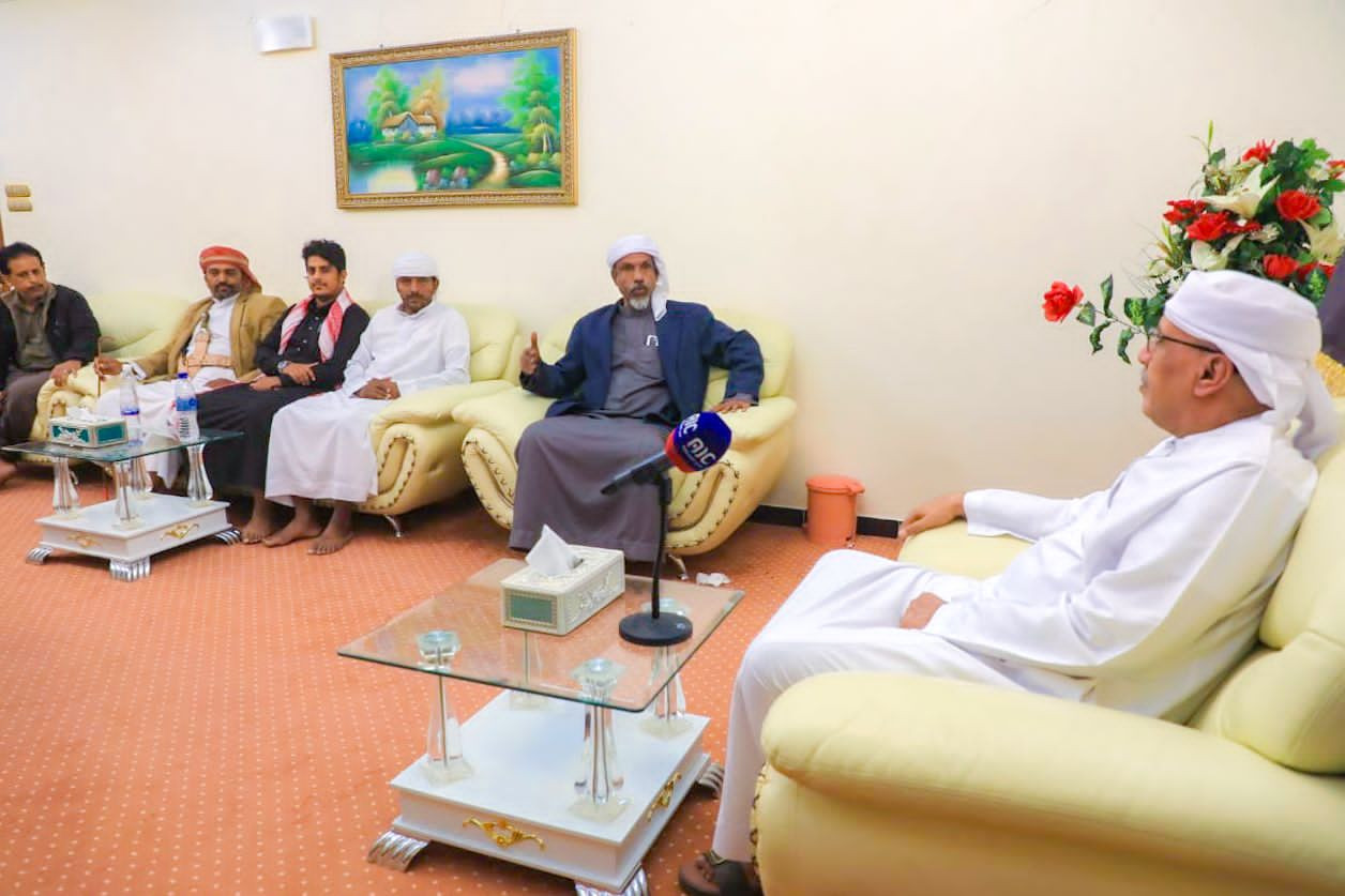 الكثيري يستقبل وفدًا من مقادمة ومشايخ ووجهاء قبيلة بني تميم الكثيري يستقبل وفدًا من مقادمة ومشايخ ووجهاء قبيلة بني تميم