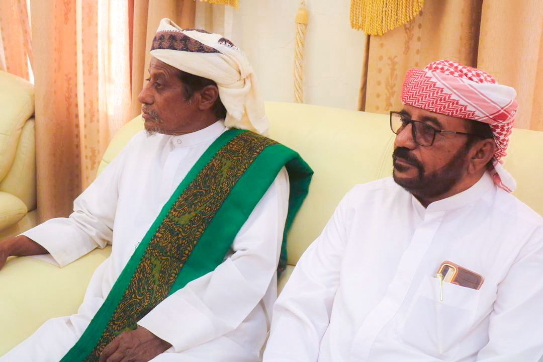 الكثيري يلتقي وفدًا من قبيلة آل باوزير الكثيري يلتقي وفدًا من قبيلة آل باوزير